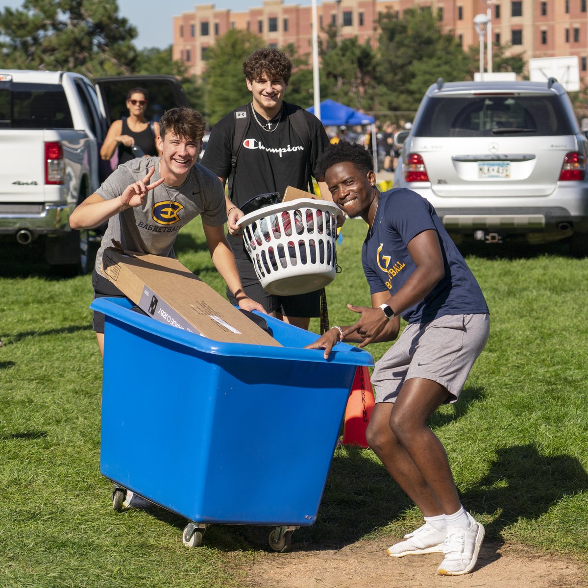 UWEauClaire's tweet photo. We had a great time moving in our newest Blugolds this week💙💛#uwec #blugoldbound
📷: @ShaneOpatz https://t.co/74928tt8fc