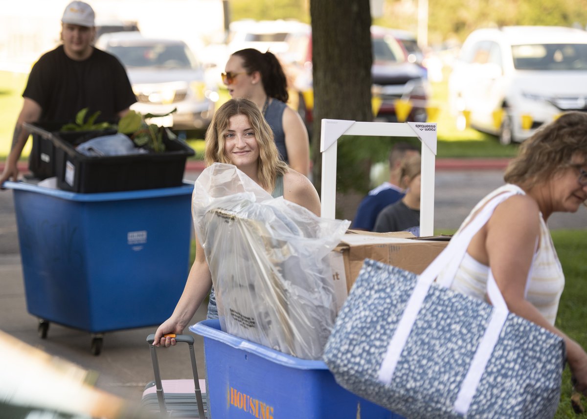 UWEauClaire's tweet photo. We had a great time moving in our newest Blugolds this week💙💛#uwec #blugoldbound
📷: @ShaneOpatz https://t.co/74928tt8fc