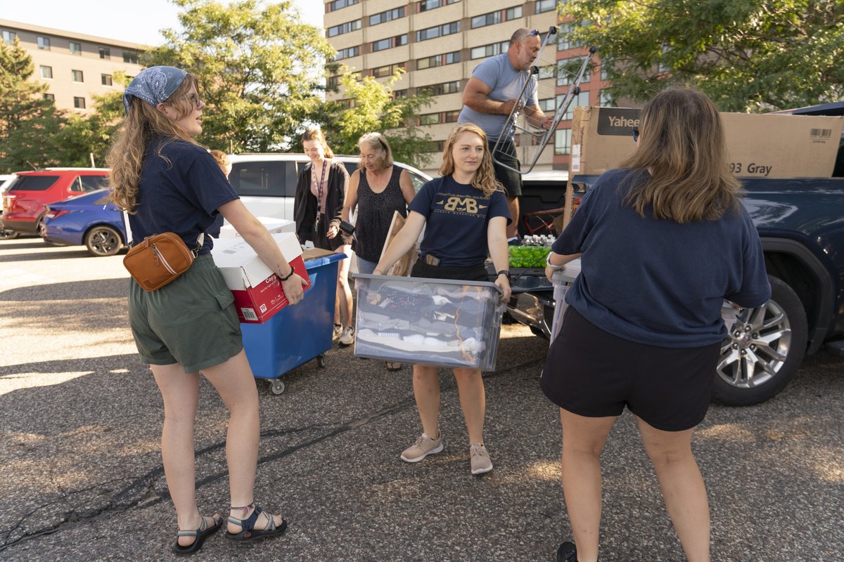 UWEauClaire's tweet photo. We had a great time moving in our newest Blugolds this week💙💛#uwec #blugoldbound
📷: @ShaneOpatz https://t.co/74928tt8fc