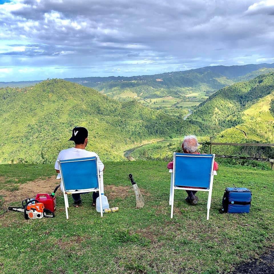 Aún no encuentro las palabras. Quizás nunca lleguen. La persona más influyente en mi vida ha partido y con él se lleva un pedazo gigante de mi corazón. 

Te amo, Abuelo Tony. 💔