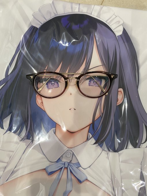 抱き枕届いたのでメガネ(私物)置いてみた
似合いますね…🤔 