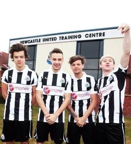 souisarchive's tweet photo. Newcastle with their team🖤🤍 https://t.co/tLWK0QVZ4s