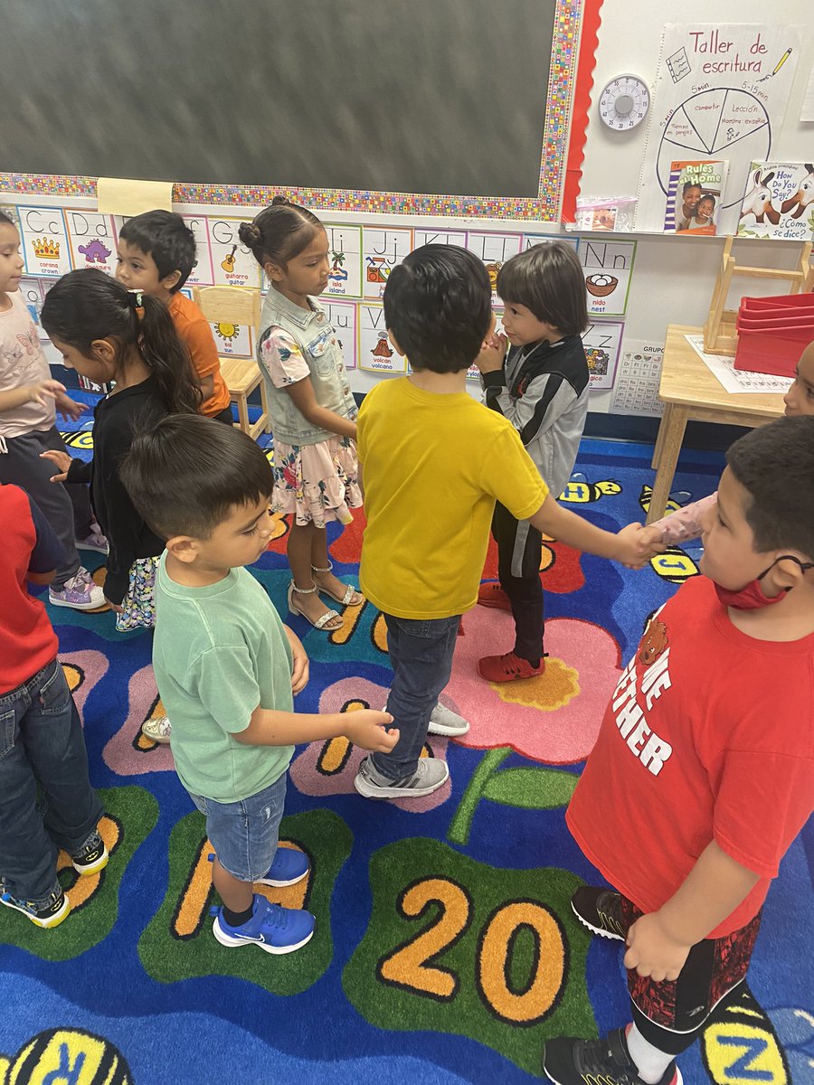 Iwrite94's tweet photo. It’s a great Friday at Cable Land. Que buen viernes en Kinder Cub Land, practicando el desarrollo del lenguaje oral con saludos y sentimientos. #orallanguage #kinder #developinglanguage @nisdelemelar @Dpin1967 @NISDCable #wildlysuccessful https://t.co/4BTl3knaxS