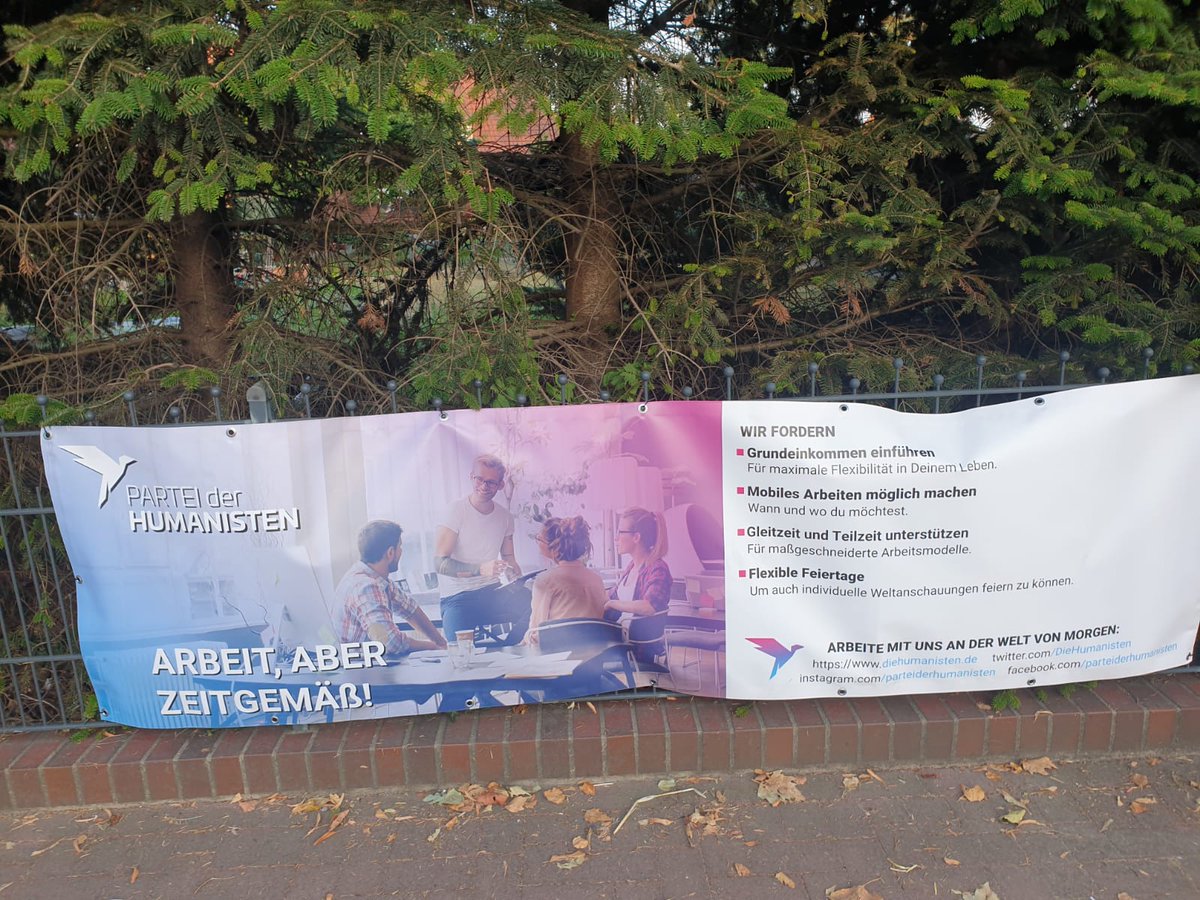 Ich bin ja ein bisschen happy, dass in meinem Heimatort #Weyhe jetzt direkt in Mitten der Gemeinde, vor der größten Schule Banner der #Humanisten hängen. Zur #LTW2022 in Niedersachsen wünsche ich euch <a href="/PdH_NI/">Partei der Humanisten Niedersachsen</a> viel Erfolg. Schauen wir mal, ob es sich in Stimmen ummünzen lässt.