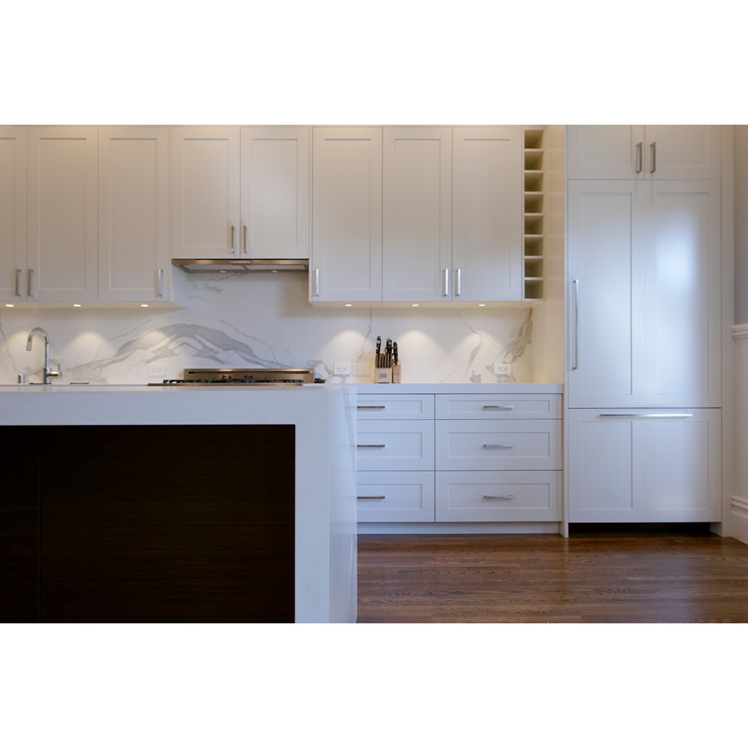 evolvsurfaces's tweet photo. We love how pristine NeolithOfficial's Estaturio looks in this stunning kitchen.
.
.
.
#Neolith #TouchFeelLive https://t.co/OK53CzYPEh