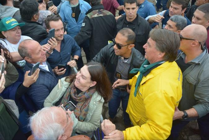 correio_dopovo_'s tweet photo. Tumulto e máxima segurança marcam visita de Bolsonaro à Expointer

https://t.co/1RxdrM4y79 https://t.co/kLnEMZEQBx