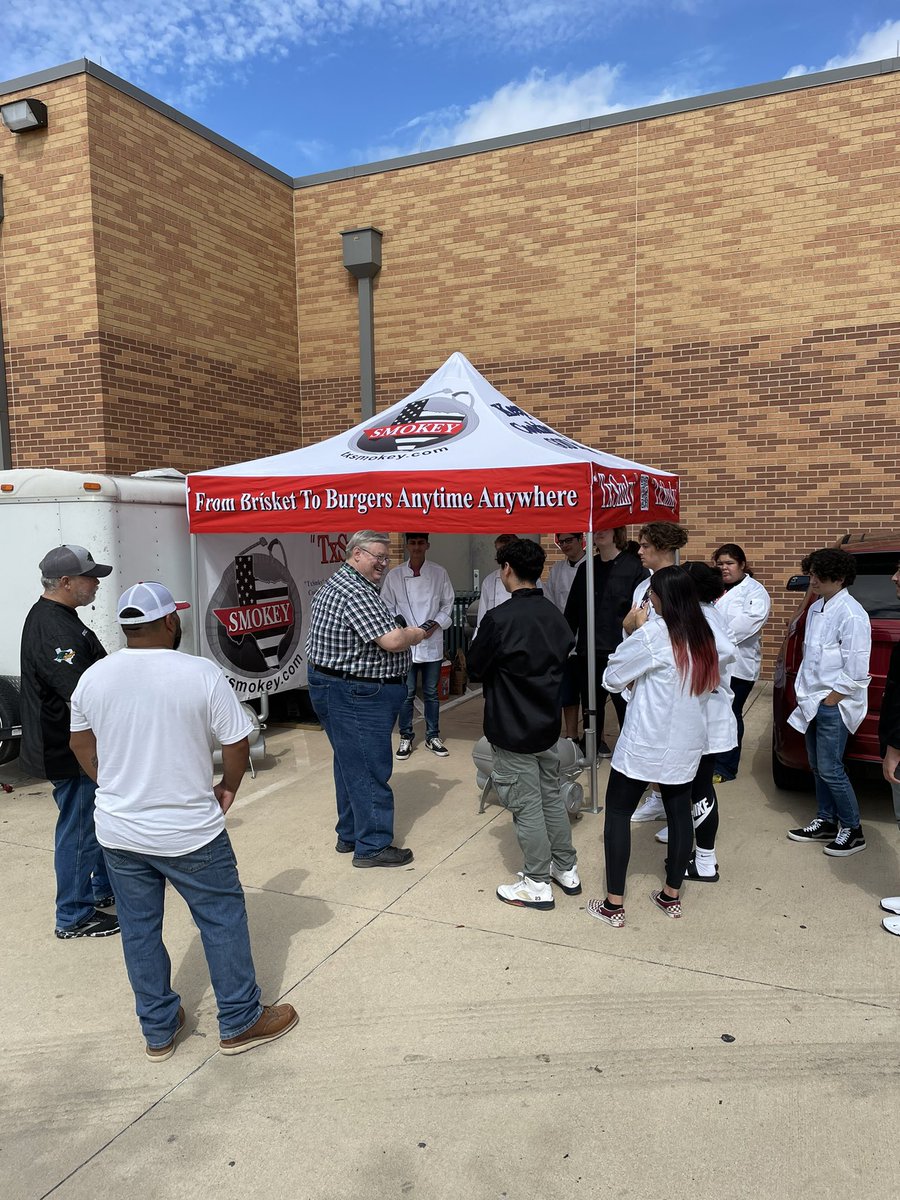 MrsHoustonCTE's tweet photo. THS Culinary students learning the art of BBQ! Mr. Crow stopped by for an interview. https://t.co/ZwE0Ie7jTd
