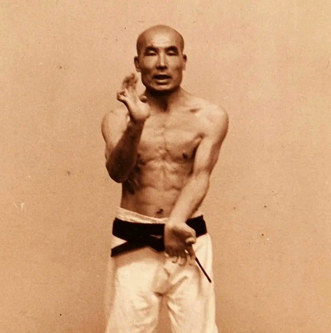 DescubreOkinawa's tweet photo. Un libro de cabecera, para leer, releer y consultar.
#sanchin #hangetsu #book #libros #空手道 #空手 #karate #tradicional #jutsu #gojuryu #iogkf #martialarts #shotokan #shitoryu #uechiryu #kyokushinkai #shorinryu #artesmarciales #okinawa #japon #japan #dojo #dojookinawa #kata https://t.co/9BohZGTh9P