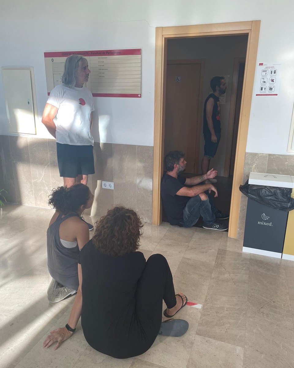 cuencaaescena's tweet photo. Máximo concentración del alumnado en las clases de @javihsimon #cuencaaescena #cursos #formacion #teatro #cuenca #artesescenicas https://t.co/OwOTViHwsq