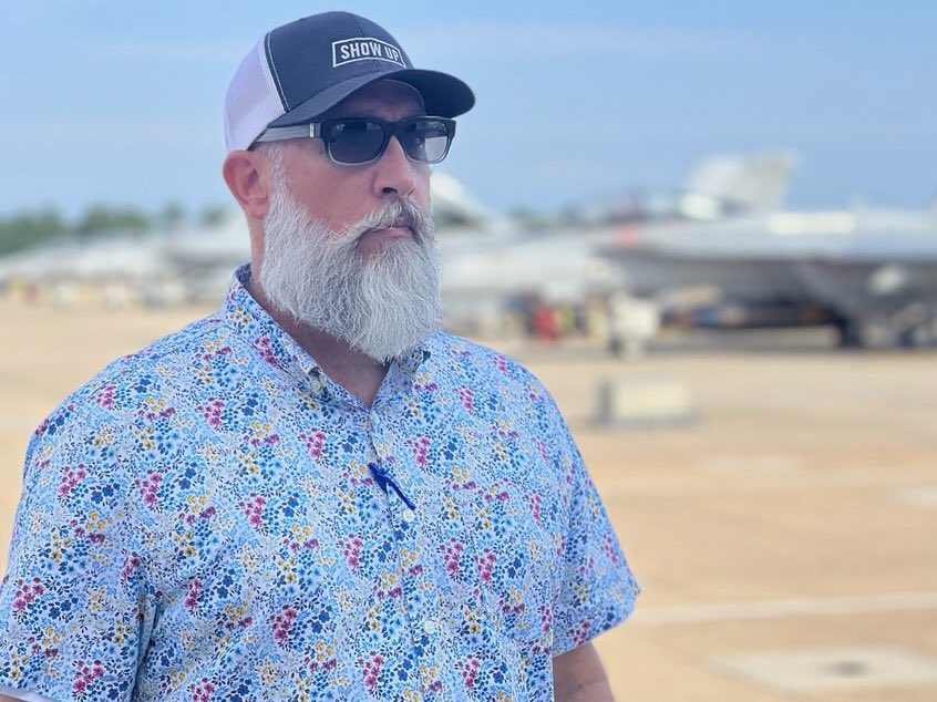 BeardedCommsGuy's tweet photo. Focused on forward or at least looking like it. 😂
#beardedcommsguy #beardedcoach #jetsarecool #showup #bethedifferencemaker #dogoodwork https://t.co/K8rcz2Ppod