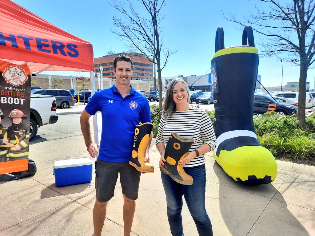 jennkfrench's tweet image. Glad to join local Firefghters at the Oshawa Centre today to support their annual #BootToll to raise money for @MD_Canada.  @iafflocal465