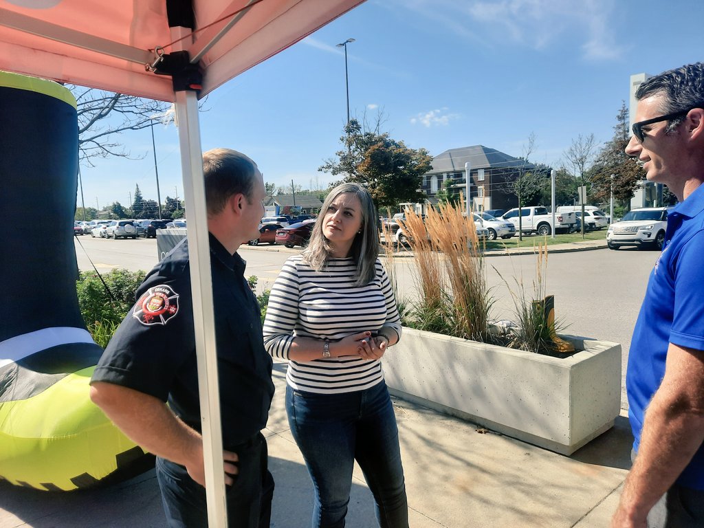 jennkfrench's tweet image. Glad to join local Firefghters at the Oshawa Centre today to support their annual #BootToll to raise money for @MD_Canada.  @iafflocal465