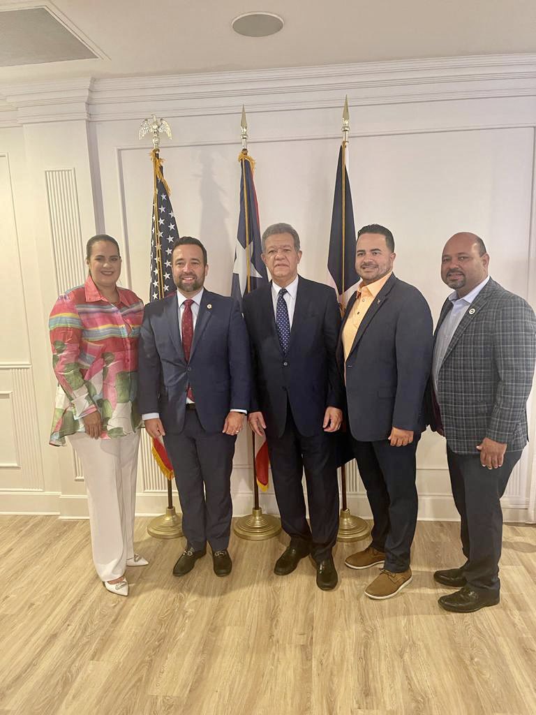 Muy productivo encuentro con el Gobernador interino de Puerto Rico, Omar Marrero, el alcalde de Río Grande, Ángel González, Jesús Vásquez y Lourdes Aponte, del <a href="/CUDPuertoRico/">Centro Unido de Detallistas</a>. Conversamos sobre la necesidad de una alianza estratégica entre Puerto Rico y la República Dominicana.
