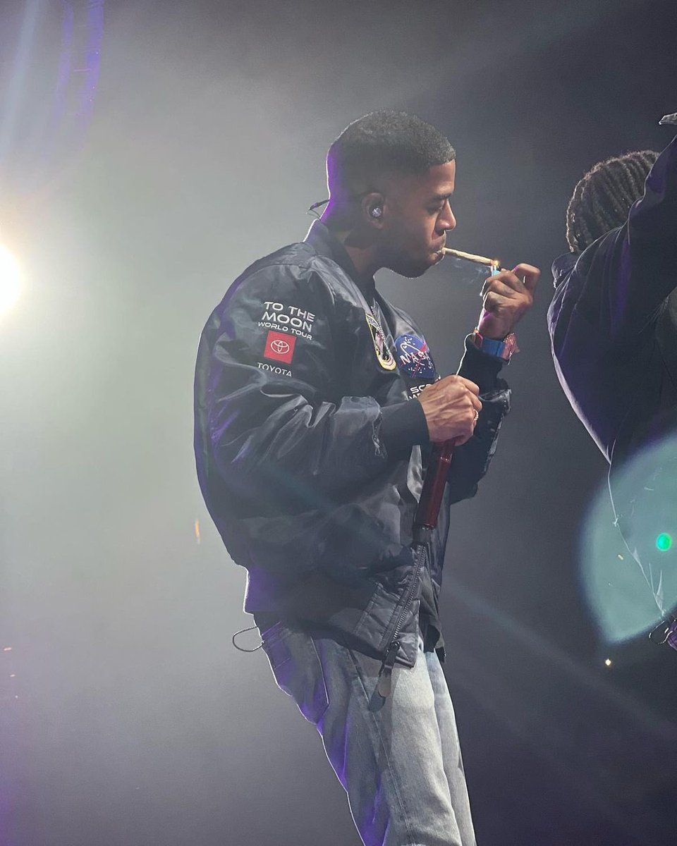 KiDindiCUDi's tweet photo. Kid Cudi last night in Houston 🔥💨 https://t.co/cfaFY2sWQN