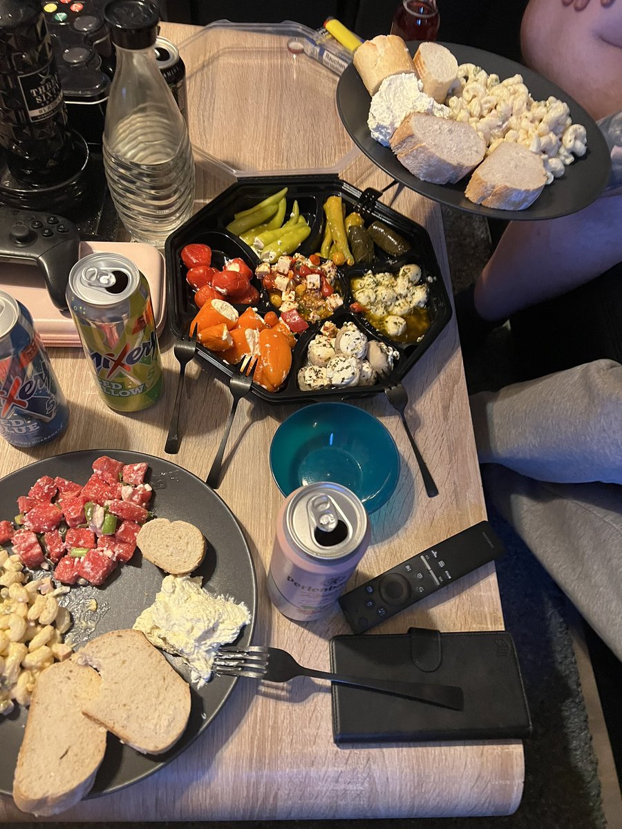 Festmahl für einen genialen Abend ist angerichtet 💪🏻❤️ 

#spitzeStifte #Ultracore
<a href="/TheRocketBeans/">Rocket Beans TV</a> <a href="/DerHauge/">Hauke</a>