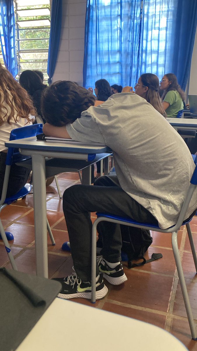 greg_grape's tweet photo. Henri dada sleep again #sociologia #30minutosdeaula #queridinhodasilvana #grape https://t.co/TlKFL1ce02