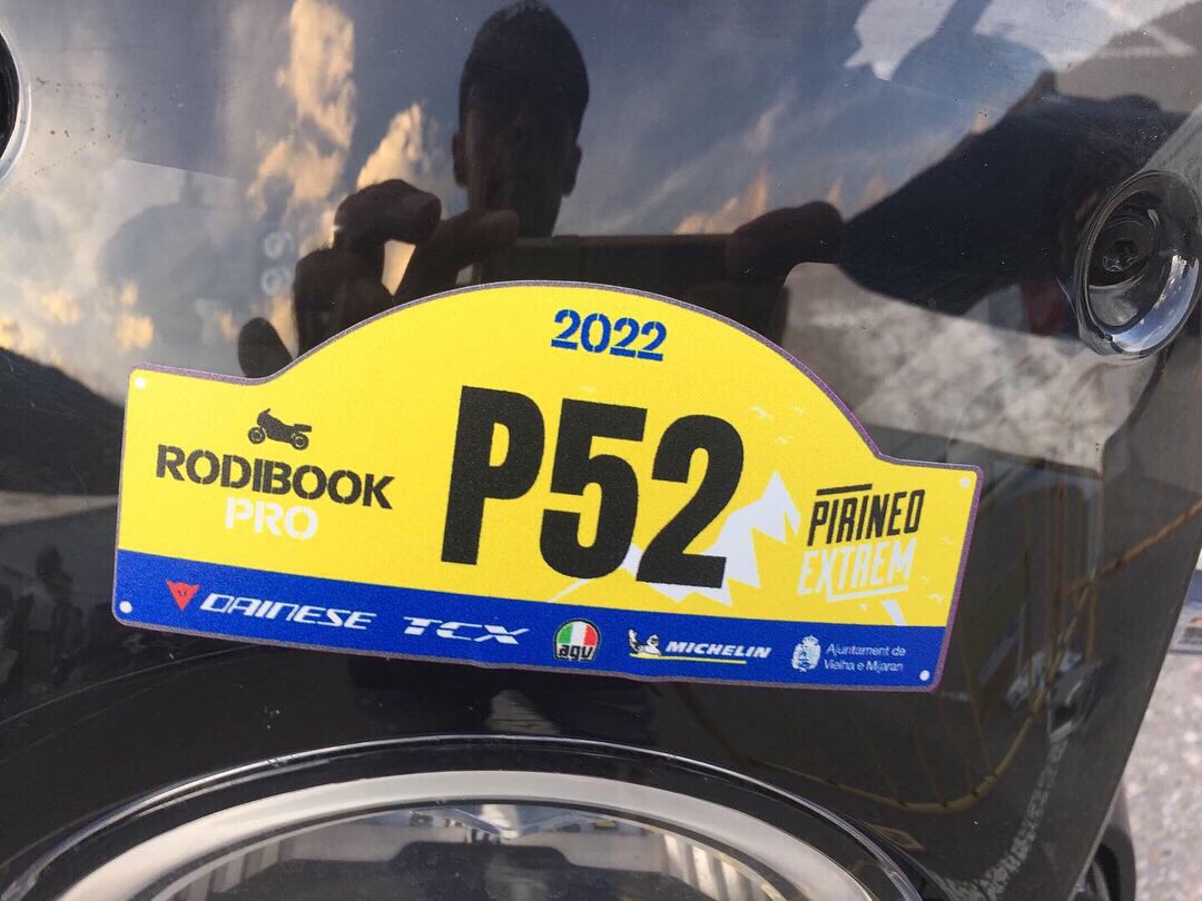 AlexMedinaHerre's tweet photo. Estamos en en la #rodibook con #husqvarnamotorcycles y somos unos cuantos. Impresionante el montaje y nivel de organización. Mañana seremos 900. Me tocan más de 700 km. de curvas...quien dijo miedo? 😀🏁 https://t.co/xWzsjlyNve