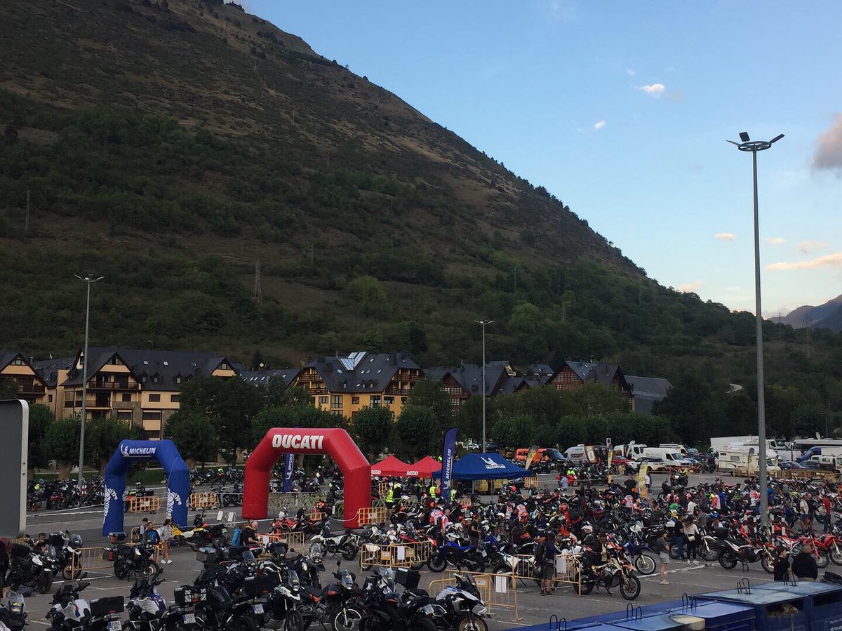 AlexMedinaHerre's tweet photo. Estamos en en la #rodibook con #husqvarnamotorcycles y somos unos cuantos. Impresionante el montaje y nivel de organización. Mañana seremos 900. Me tocan más de 700 km. de curvas...quien dijo miedo? 😀🏁 https://t.co/xWzsjlyNve