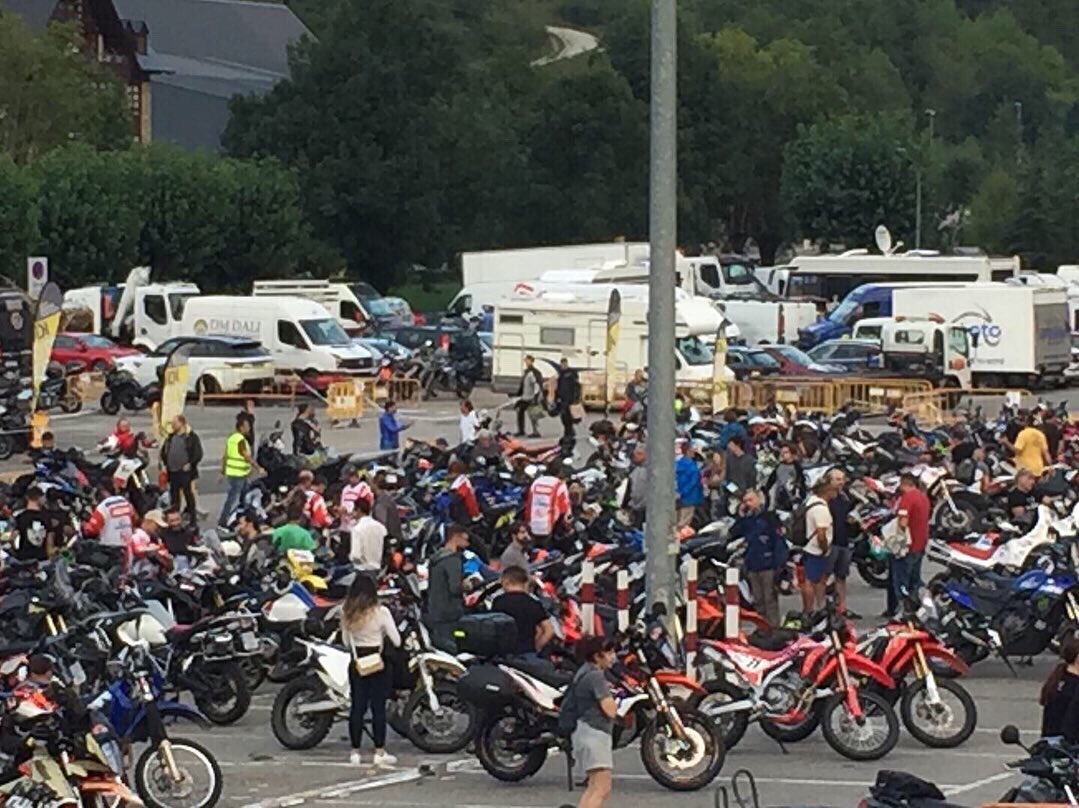 AlexMedinaHerre's tweet photo. Estamos en en la #rodibook con #husqvarnamotorcycles y somos unos cuantos. Impresionante el montaje y nivel de organización. Mañana seremos 900. Me tocan más de 700 km. de curvas...quien dijo miedo? 😀🏁 https://t.co/xWzsjlyNve