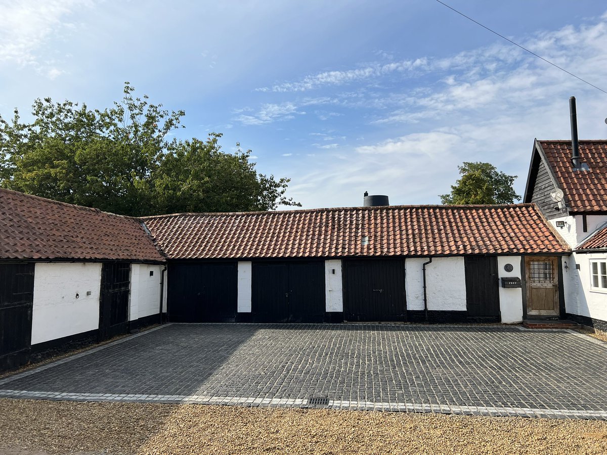 jdma_paving's tweet photo. 110 m2 granite sett parking area completed this week in Wymondham, Norfolk. #paving #quality #perfection #norfolk #jdma https://t.co/d7M8MJyvl1