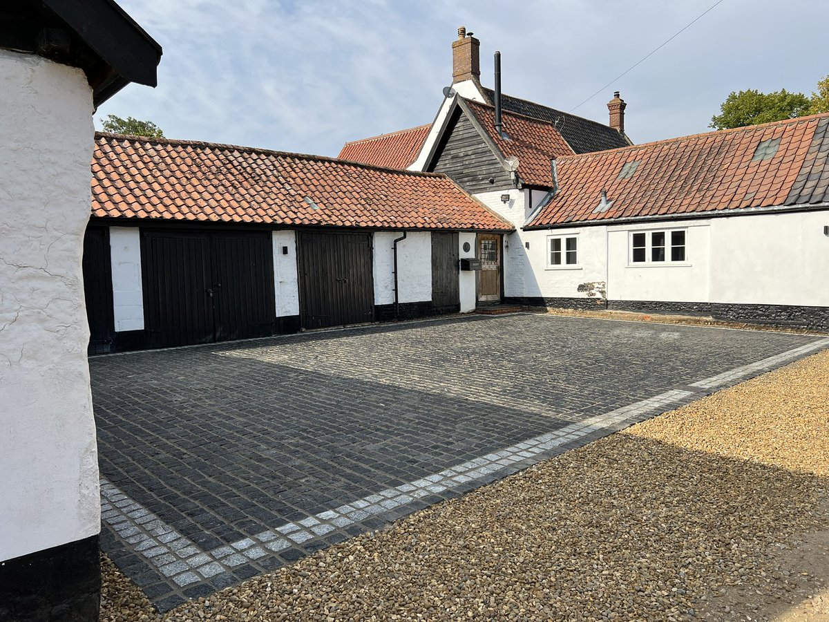 jdma_paving's tweet photo. 110 m2 granite sett parking area completed this week in Wymondham, Norfolk. #paving #quality #perfection #norfolk #jdma https://t.co/d7M8MJyvl1