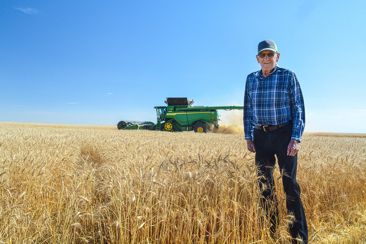 FPGenetics's tweet photo. And a very special thanks to Mr. Campbell for giving us a hand yesterday at #harvest22 and for taking some time out from his busy golf schedule. Good luck next Wednesday on men's night Si. @TownofUnity https://t.co/4eO4zCCDOC