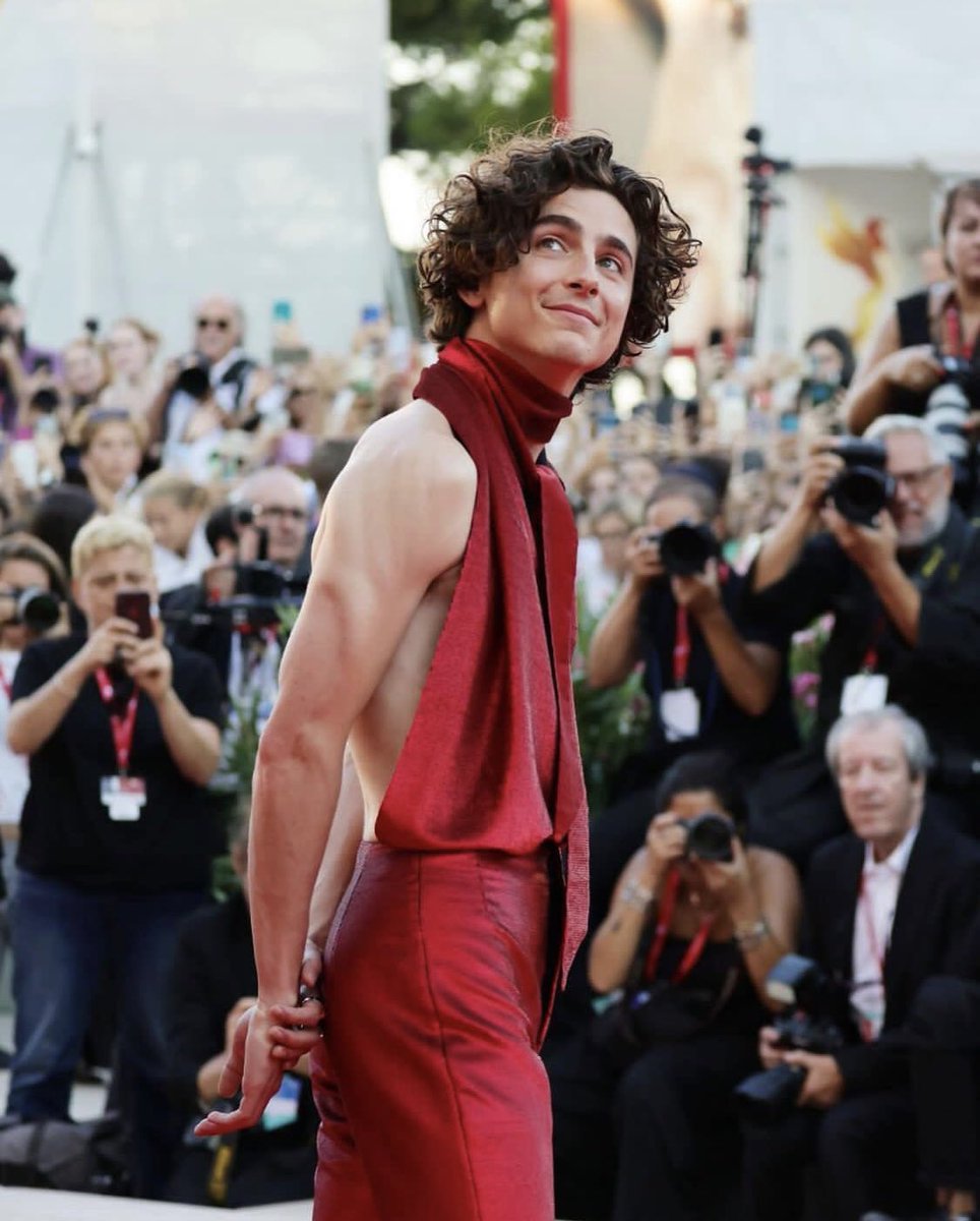 nnnikolt's tweet photo. @RealChalamet дядь, оденься🤨
#TimotheeChalamet #Venezia79 
#ТимотиЧокопай https://t.co/OX7gqY3t22