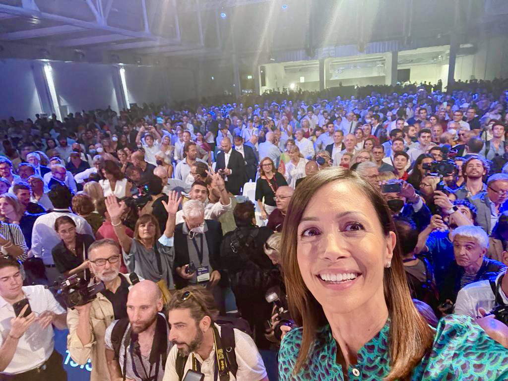 mara_carfagna's tweet photo. L’enorme partecipazione e l’entusiasmo di oggi a Milano per @CarloCalenda, @Azione_it e @ItaliaViva sono la miglior risposta a chi ci diceva: costruire un Nuovo Polo in Italia è impossibile, rassegnatevi, siete pazzi. 
Non ci siamo rassegnati e l’impossibile è stato realizzato. https://t.co/1YvvoXbM5b