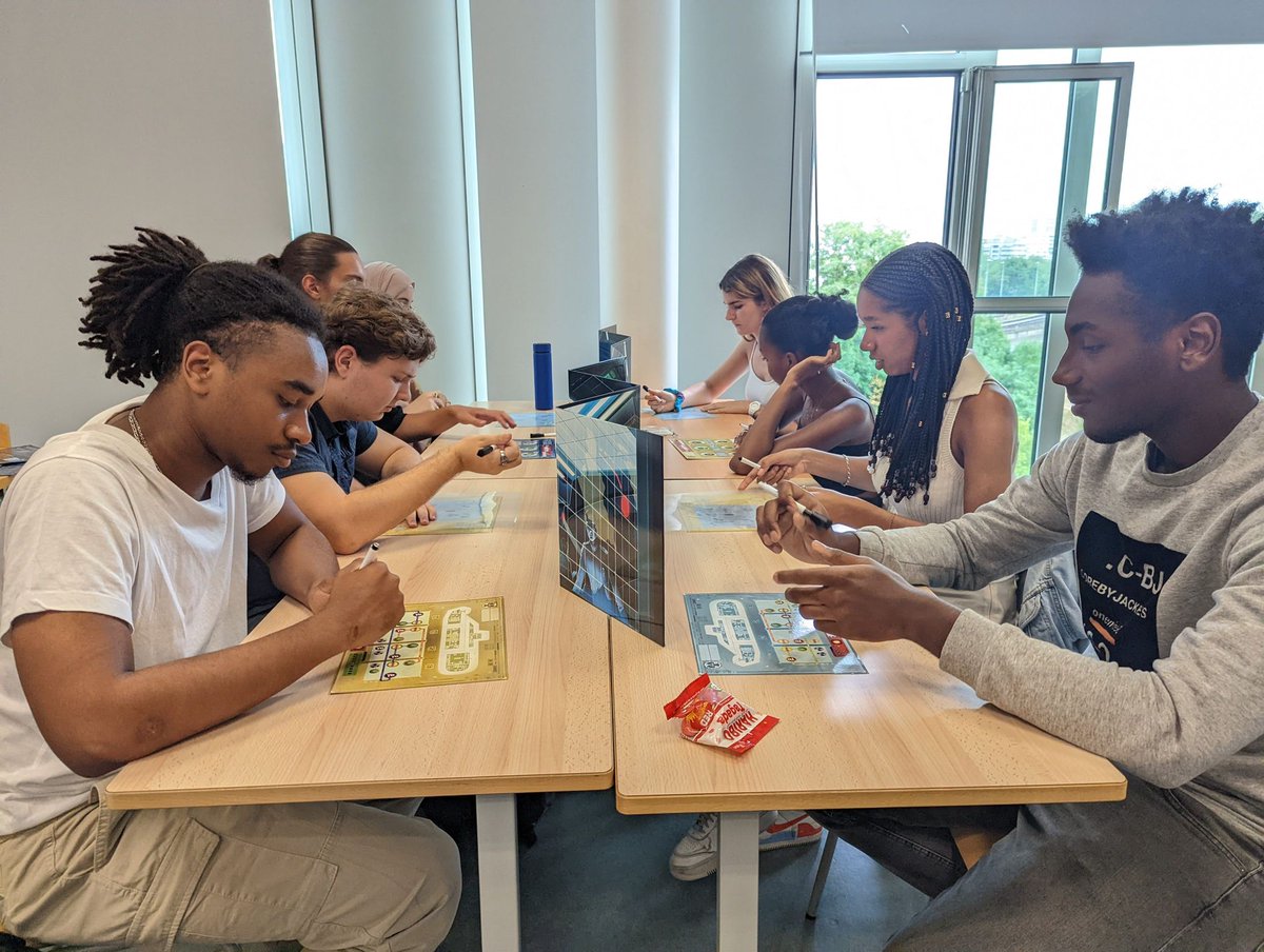 Gamixlab's tweet photo. Après midi jeux de société pour clôturer une semaine de pré-rentrée L1 @InfoEtGestion bien dense ! @philippelid @IAEFRANCE @UPECactus @cidp_upec @parcoursup_info @parcours_metier @EduniversalEEA @IAE_G_Eiffel @EdUTeamUPEC https://t.co/5ouQZGOBK0