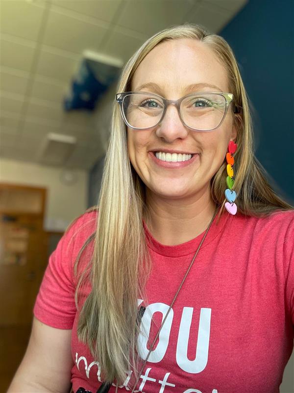 WindsorCatsDMPS's tweet photo. Third today we have the ONE and ONLY Mrs. Heddinger! (head-dinger) Mrs. Heddinger is one of our Instructional Strategists. 
Mrs. Heddinger loves the staff and students that she works with. She loves to get to know the students and the relationships made along the way at Windsor. https://t.co/9H5L15zhuN