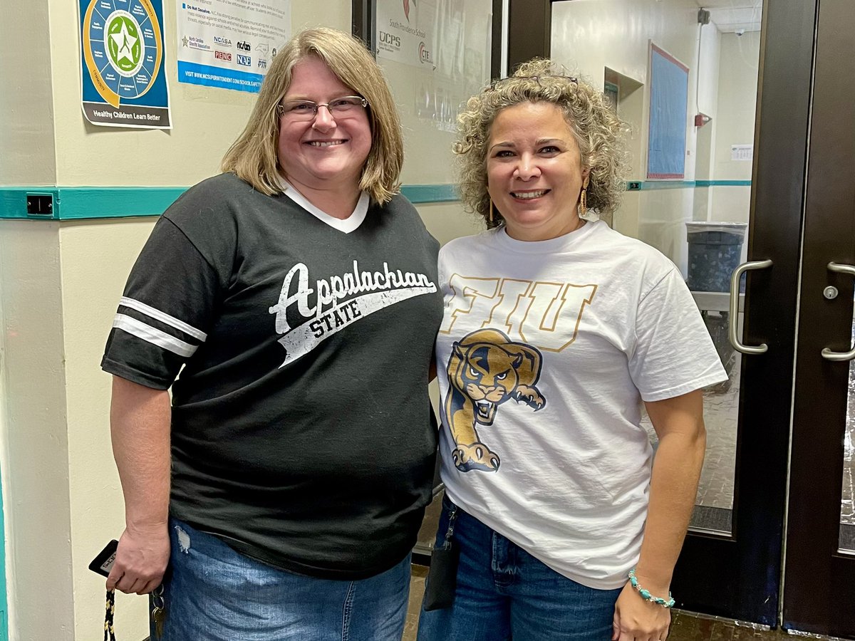 JLago16's tweet image. Wonderful first week at @SouthProvSchool  Proud to be a Phoenix #CollegeColorsDay #phoenixfamily @UCPSNC @AGHoulihan @FIUalumni @FIU @SteveCampbellnc @DiazTeaching @m_a_berryhill