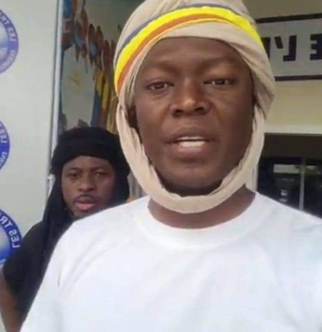 Le Président <a href="/Succes_MASRA/">Succès MASRA 🇹🇩</a> est assigné à résidence surveillée. L'armée verrouille le portail du siège avec un cadenas et installe une tente juste à l'entrée. C'est un véritable camp militaire qui est installé là et tout autour. Plus de 200 militants arrêtés hier et aujourd'hui.