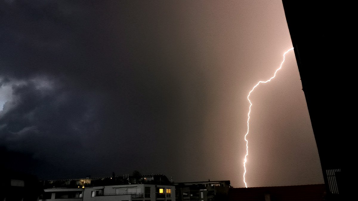 mediokritas's tweet photo. @_sannemotz @TheRocketBeans Mahlzeit! Und nicht vom Gewitter stören lassen 😉😎 https://t.co/fzIp8cLHWC