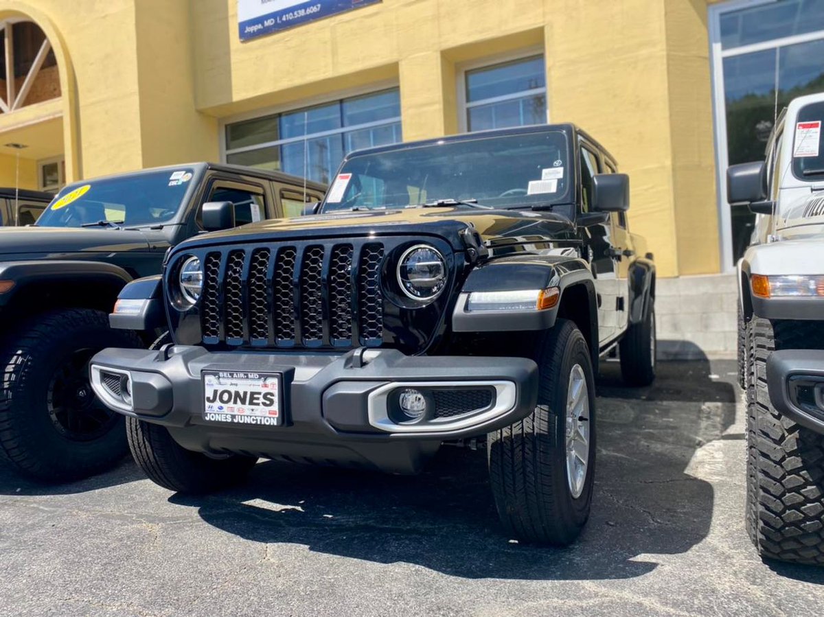 JonesDodgeMD's tweet photo. 🔥Labor Day Savings🔥
2022 Jeep Gladiator Sport S 4x4
📍MOPAR All-Weather Slush Mats
📍10” Ground Clearance
📍Apple CarPlay
📍High Air Intake and Special Water Sealing 
📍Tru-Lok Electronic Locking Differentials
Where would you go with your Gladiator? 
https://t.co/v4AAi8a4Le https://t.co/pZQeuIygxJ