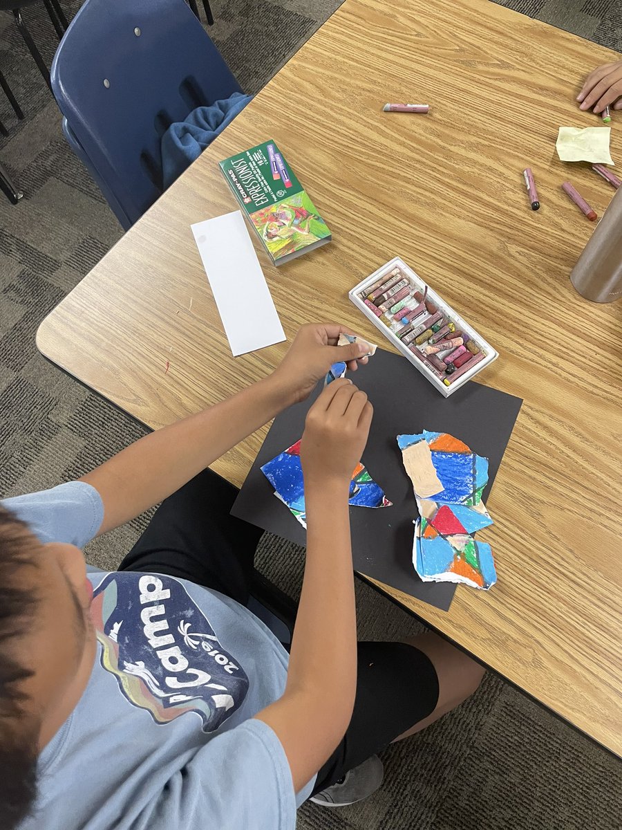 mrschingsclass's tweet photo. Making abstract art with Mrs. Colvert! https://t.co/ISp7zXiNZi