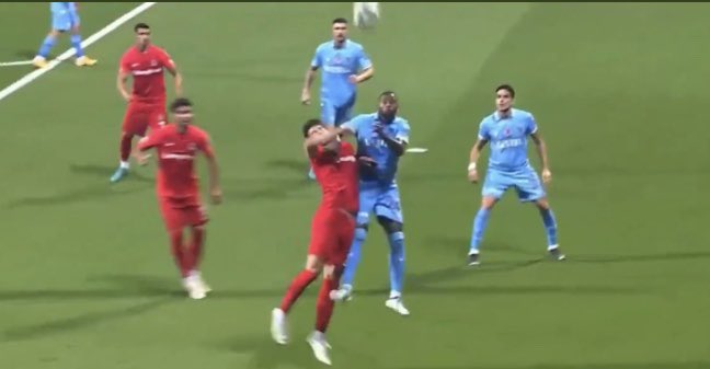 Metrelerce arkasındaki Valencia’ya pozisyonu görmediği halde koşarak kırmızı kart veren Arda Kardeşler şu pozisyonu göremiyor. Süper Lig’in süper hakemleri!