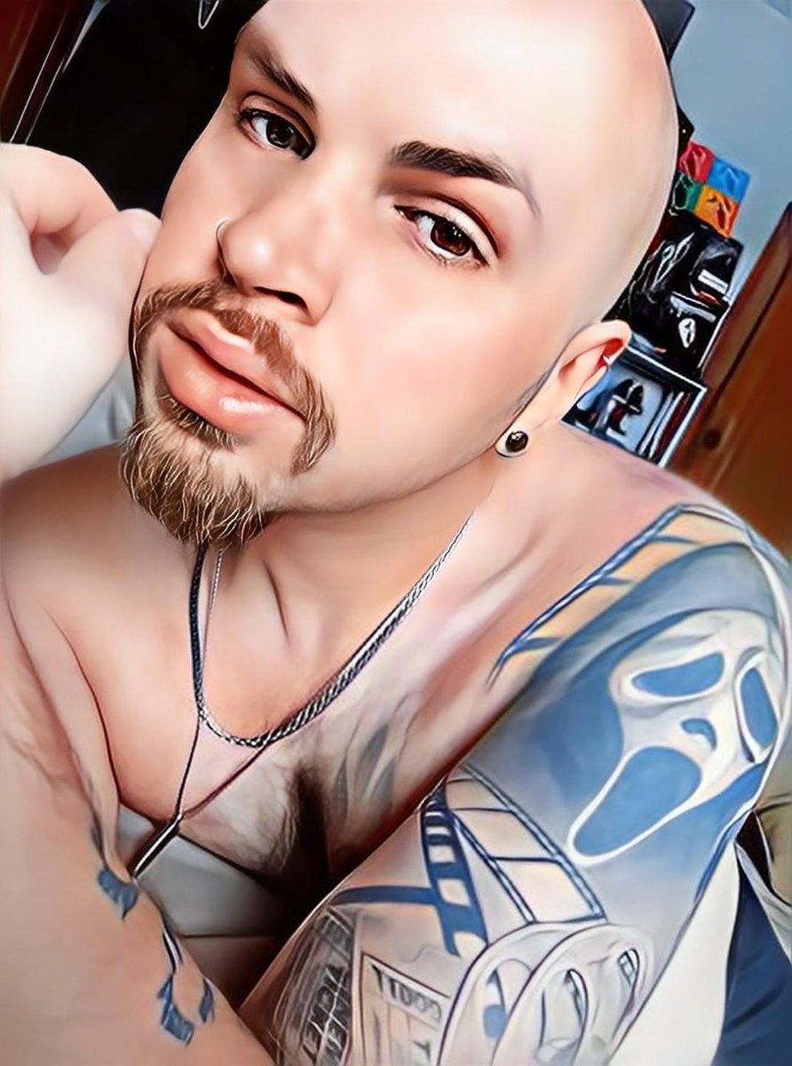 CorCor624's tweet photo. Haven't shown off my tattoo enough. Was feeling my model fantasy for this one. #Ghostface #Tattoo #HorrorQueer https://t.co/xOLGsLZRhe