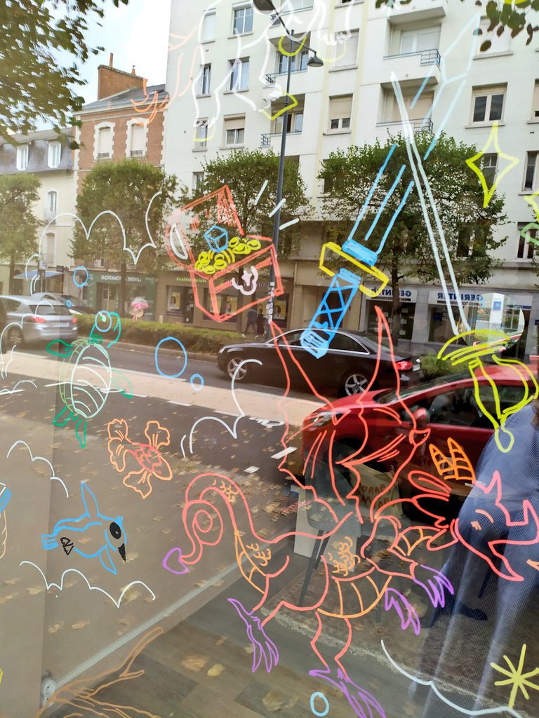 Aujourd'hui j'ai dessiné sur la vitrine de la merveilleuse nouvelle librairie rennaise qui ouvre ce mardi 6 septembre <a href="/librairienilme/">Librairie Nilmë</a> ✨