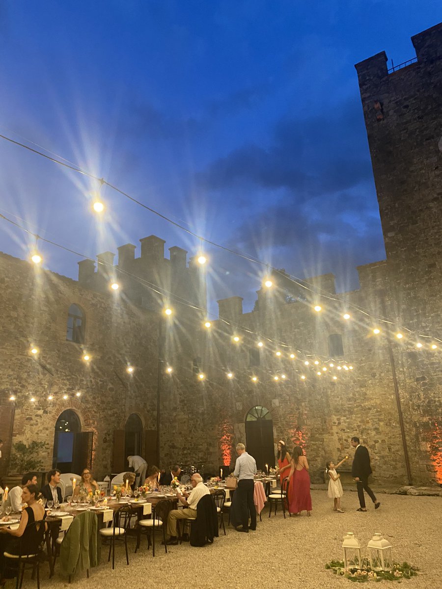 iamlunamelero's tweet photo. can’t believe my best friend got married in a castle #regalaf https://t.co/hwxQoHPiTb