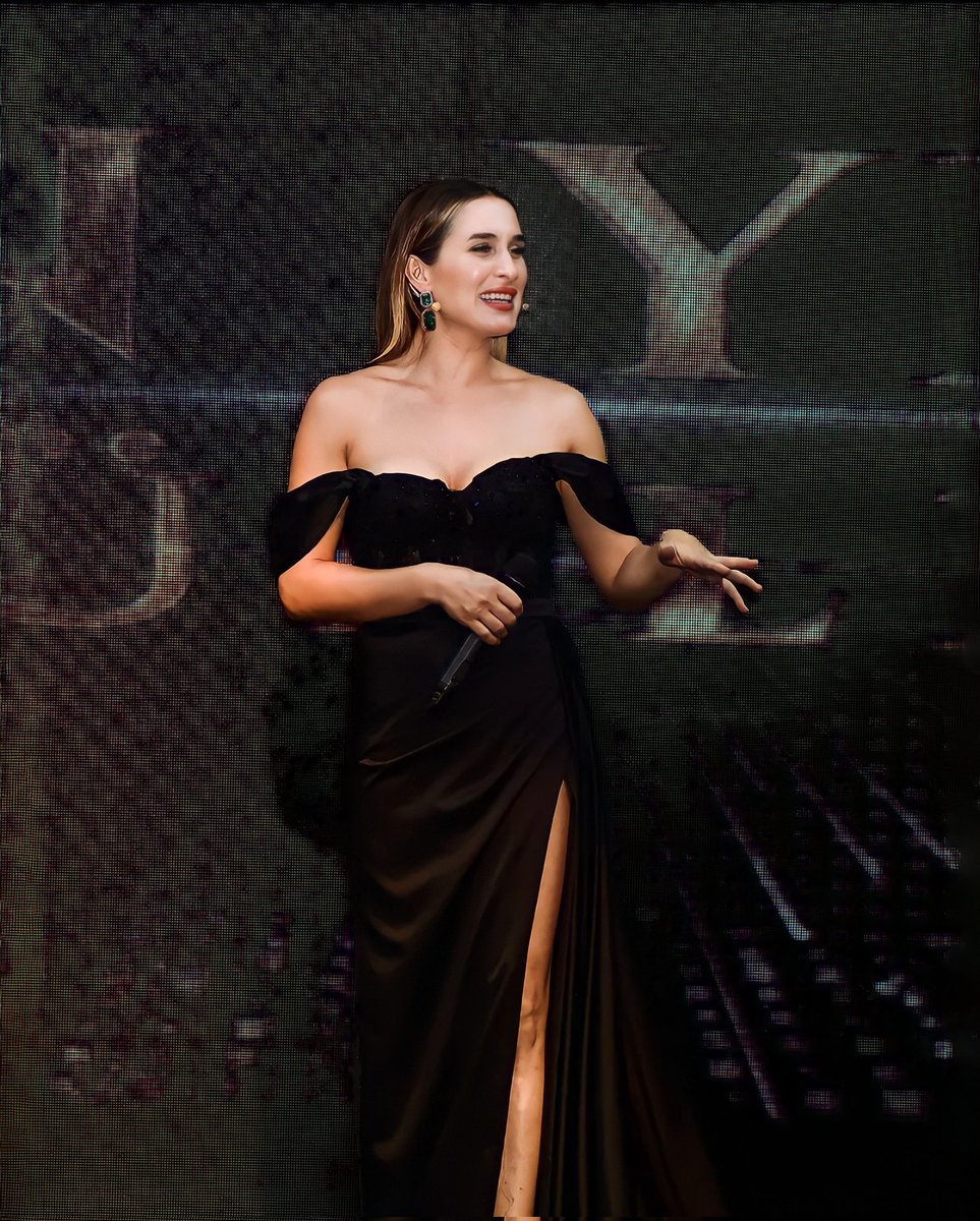 "Burnunun dibinde olsa ne olacak? Seni anlamıyorsa ama birisi vardır ki dünyanın öbür ucunda en ihtiyaç duyduğun anda iki satırıyla bile olsa bir çırpıda yanı başında mesafe uzaklıklarda değil, mesafe fedakârlıkta." Özdemir Asaf
#semaaydemir