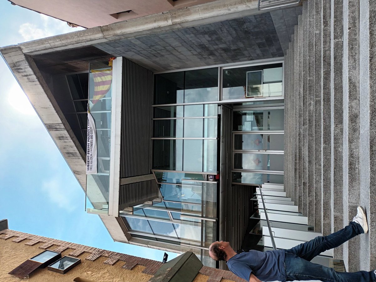 Ayuntamiento de Castellfollit de la Roca  (Girona).
Arquitectura moderna actual.