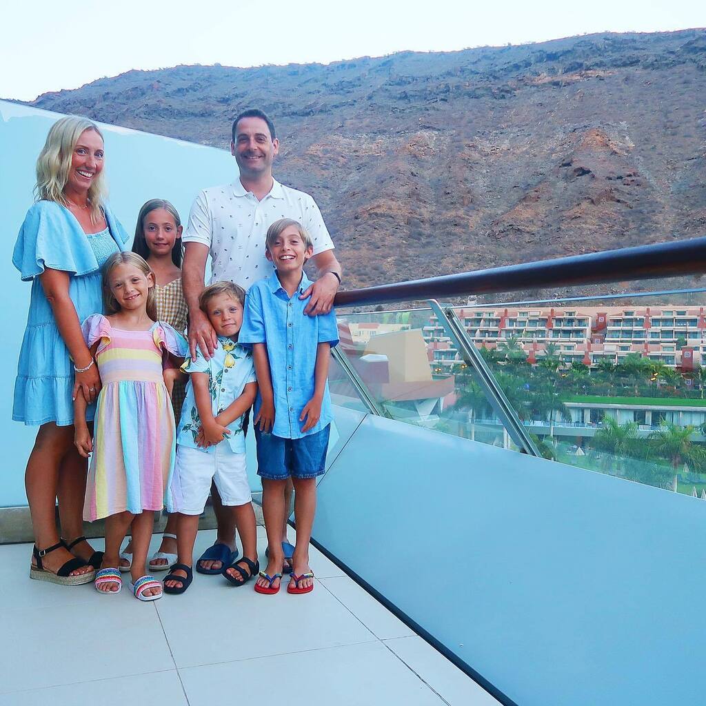 You didn’t think I was done with holiday spam, now did you? I’m pretty sure that sharing happy holiday snaps is the only thing that will get me through the post holiday blues. This is from our last night, on our balcony, just before heading out for dinne… instagr.am/p/CiA3NQbMCSF/