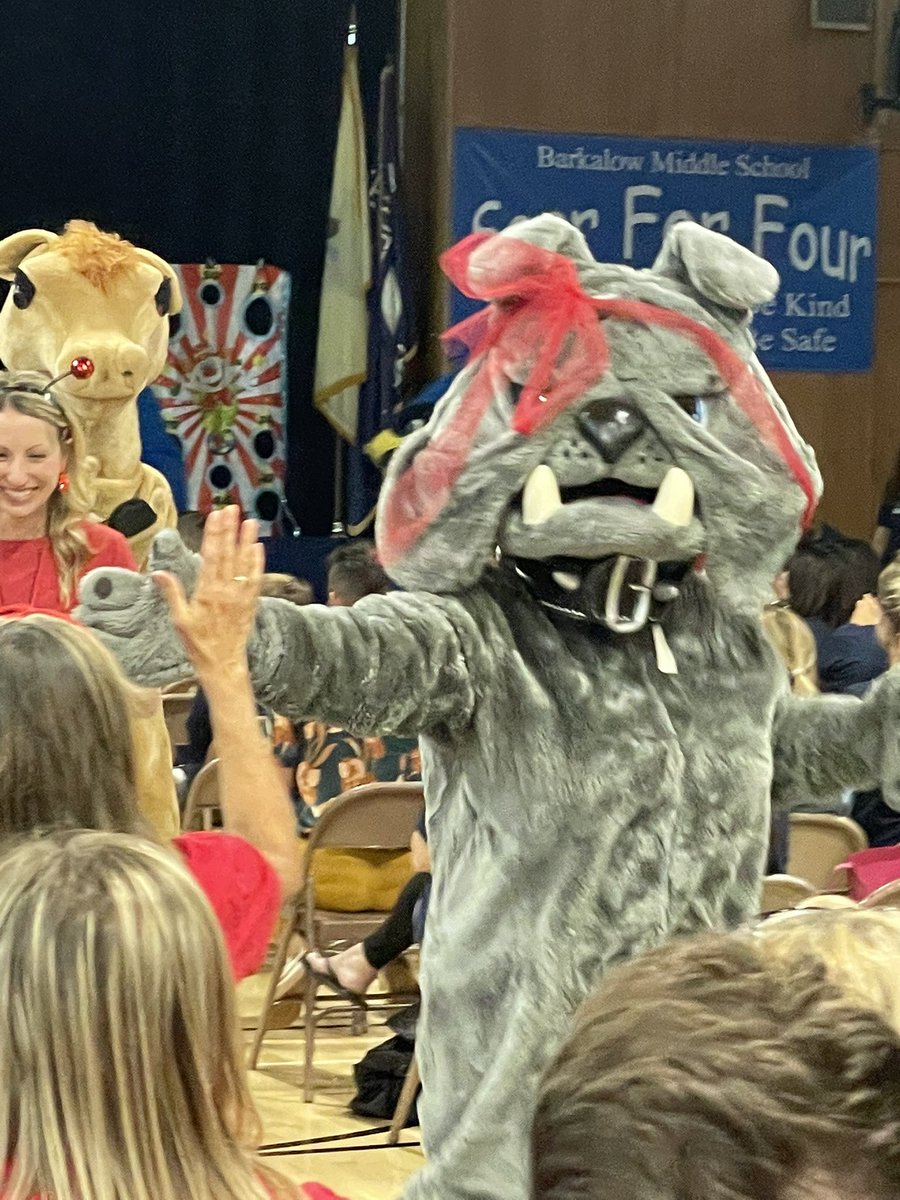 VerzoliniCRAS's tweet photo. “We got your Back”
Such a great afternoon celebrating Back to School! 🎈🐾 https://t.co/EKkH5LZ4sL
