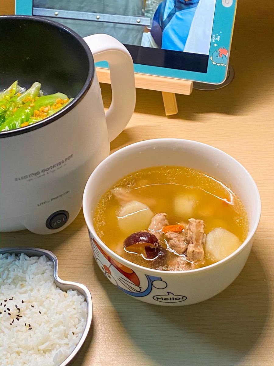 ClarkJamesc's tweet photo. A word to the contrary, one's lunch must eat well, and really did not let me down, the ingredients are fresh, how to do is delicious. #radishreddateswolfberryandporkribssoup #stirfriedgarliclettuce #lunch https://t.co/xdAS6Ce2Eo