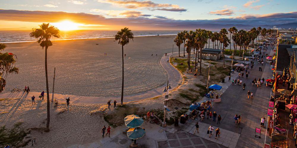 I want to share a story about the power of the Housing First model — which provides permanent housing to the homeless — and how it’s actively undermined through criminalization efforts and the high cost of housing. This story takes place in Venice Beach. (Thread)