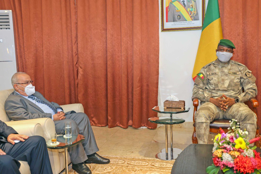 PresidenceMali's tweet image. Le Président de la Transition, Chef de l’Etat, Son Excellence le Col @GoitaAssimi, a reçu en audience, ce vendredi, une forte délégation algérienne conduite par le Ministre des Affaires Étrangères de la République Algérienne Démocratique et Populaire, S.E.M. Ramtane Laamamra