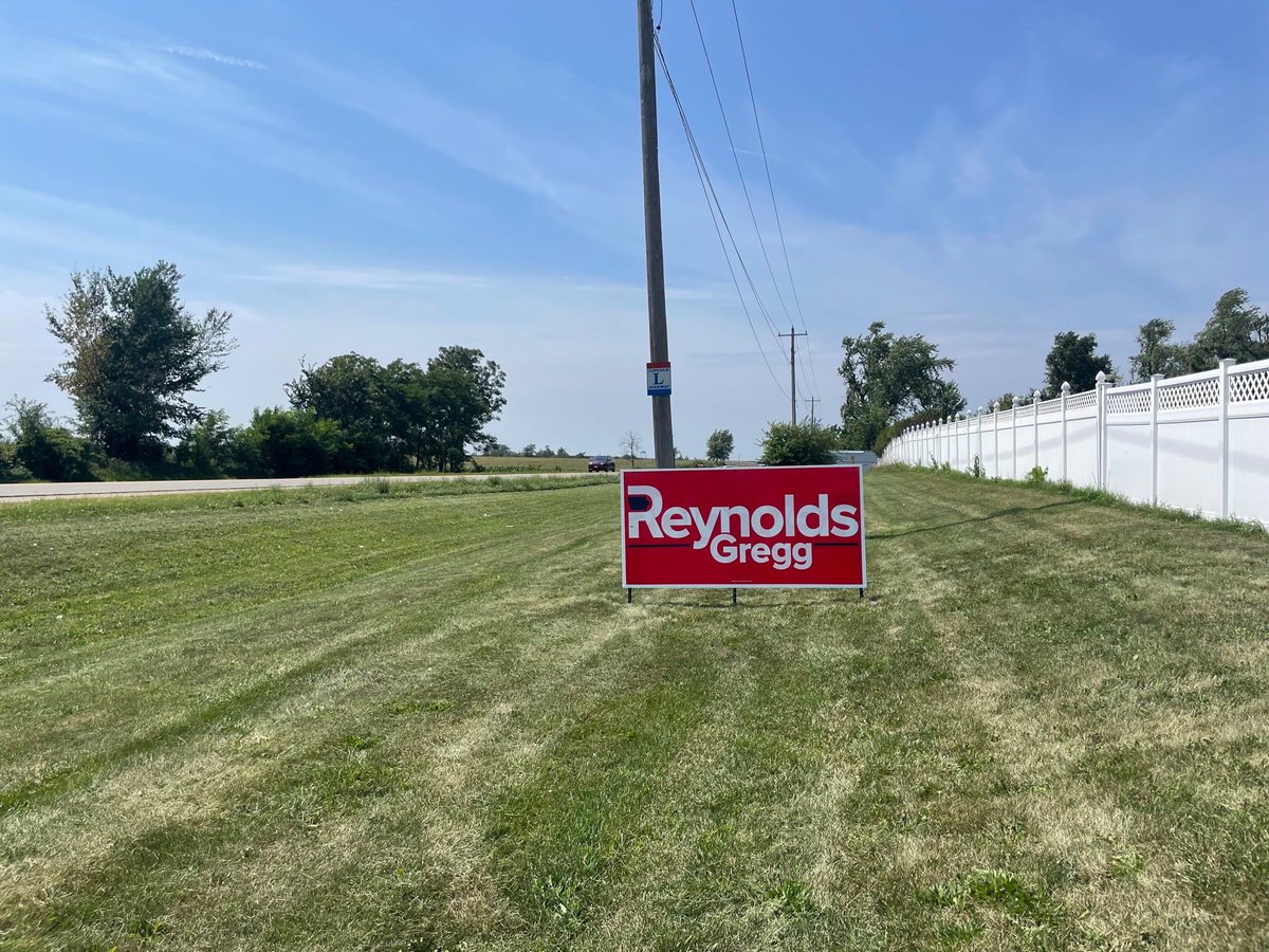 Team Reynolds 🤝 <a href="/GrassleyWorks/">Grassley Works</a> 🤝 <a href="/Team_HinsonIA/">Team Hinson</a> w/ the 💪 barn sign game