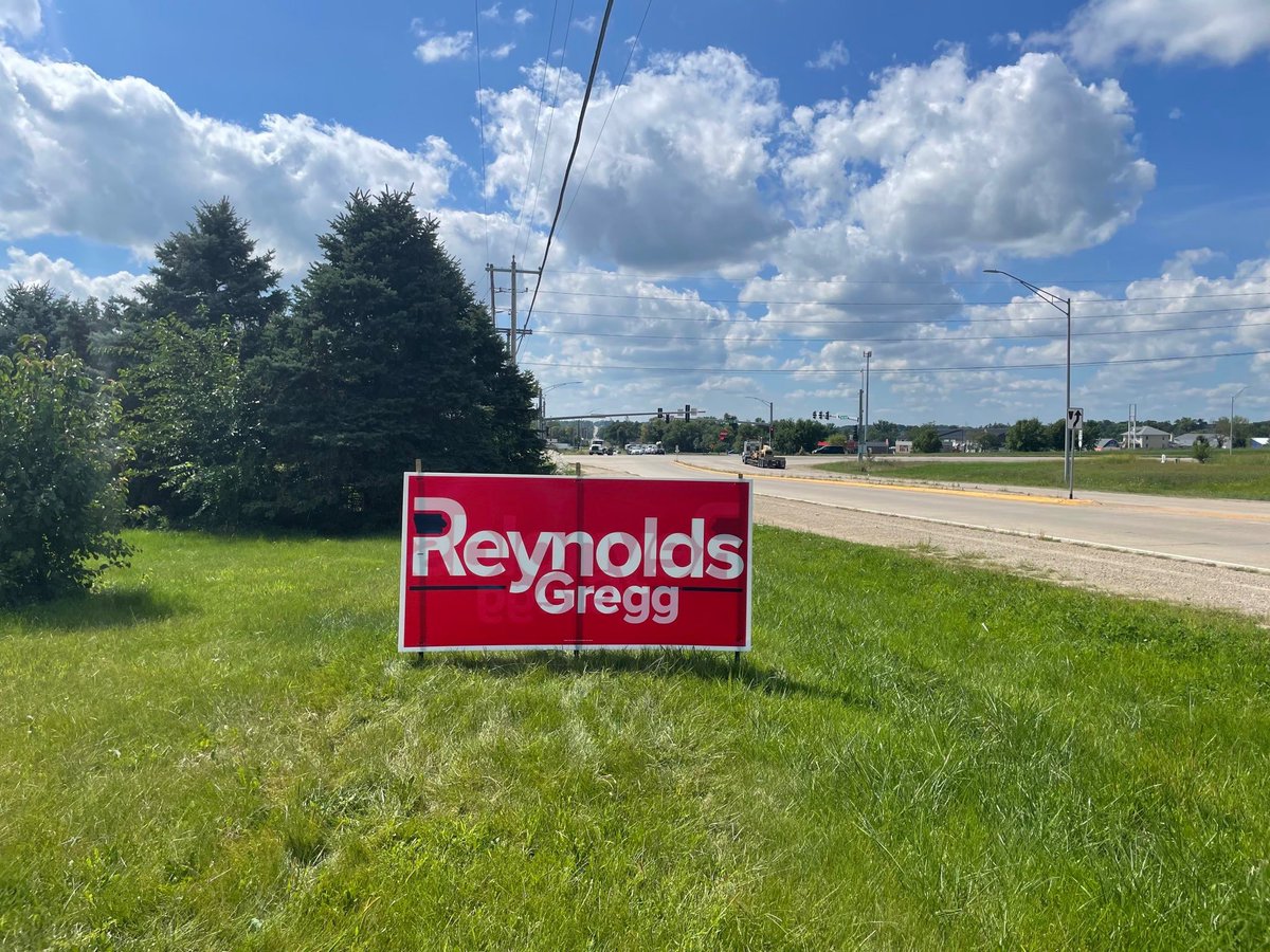 ReynoldsForIA's tweet photo. Team Reynolds 🤝 @GrassleyWorks 🤝 @Team_HinsonIA w/ the 💪 barn sign game https://t.co/mzm4uRr9HZ