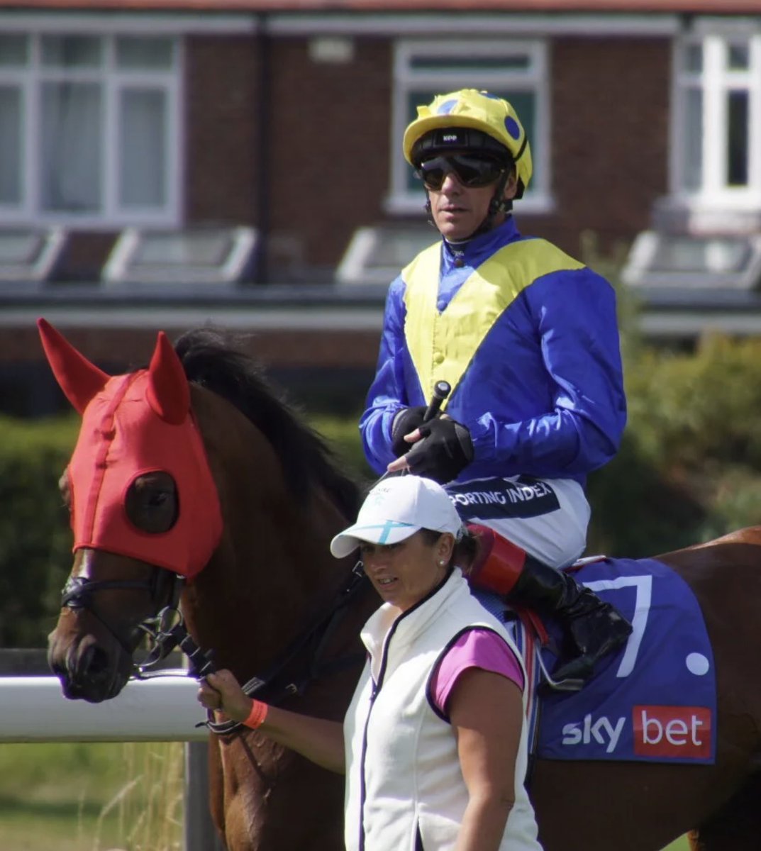 Spotted on <a href="/itvracing/">ITV Racing</a> wearing @VoltaireDesUK Cap.. down at start with Frankie Dettori