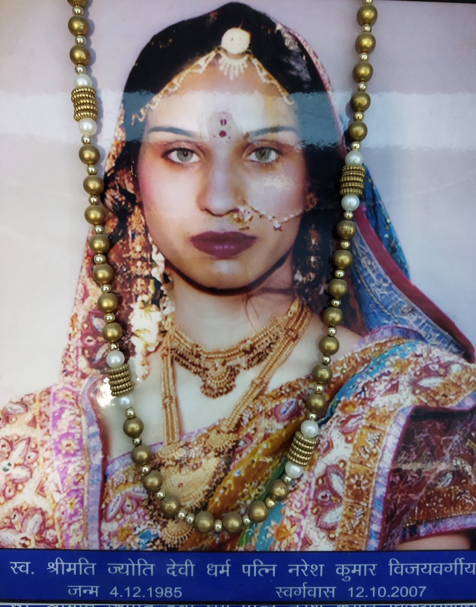 IM_NRHINDUSTANI's tweet photo. ज्योति किरण थी वो
मृगनयनी हिरण थी वो
सर्वगुणसम्पन्न नारी का
अद्भुत उदाहरण थी वो
मंजरी थी उसकी निगाहें
दिखाई उसने जीने की राहें
खासियत थी तमाम उसमें
जो मिले सब उसको चाहे
सच कहा था लोगों ने कि
मंजरी ज्यादा नहीं जीती
जब तलक था उसका साथ
हर घड़ी मेरी चैन से बिती
#काव्यांश
#जीने_की_राह https://t.co/hrXDh9LVwK